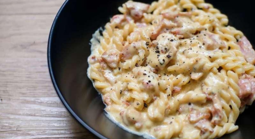Macarrão cremoso com creme de leite